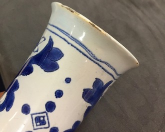 Un grand vase de forme bouteille en fa&iuml;ence de Nevers bleu et blanc &agrave; d&eacute;cor de chinoiserie, 17&egrave;me