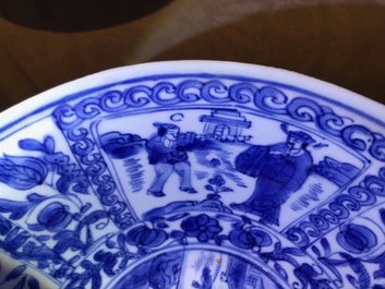 Een Chinese blauwwitte kom met figuren in vakverdeling, Wanli