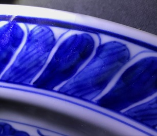 Un plat en porcelaine de Chine bleu et blanc &agrave; d&eacute;cor de Bacchus, Kangxi
