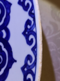 Een Chinese blauwwitte schotel met floraal decor, Kangxi
