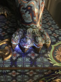 Een paar grote Chinese boeddhistische leeuwen in cloisonn&eacute;, 19/20e eeuw