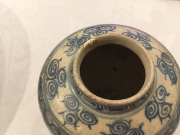 Deux assiettes et un bol en porcelaine de Vietnam bleu et blanc, 16&egrave;me et apr&egrave;s