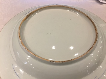 Un plat en porcelaine de Chine bleu et blanc &agrave; d&eacute;cor d'un cerf et deux grues, Yongzheng