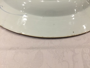 Un plat en porcelaine de Chine bleu et blanc &agrave; d&eacute;cor d'un cerf et deux grues, Yongzheng