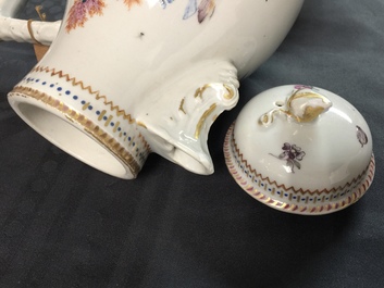 Une service &agrave; th&eacute; de 18 pi&egrave;ces en porcelaine de Chine famille rose, Qianlong