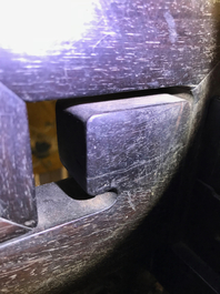 Een Chinese verguld bronzen bel in zitan houder, Qianlong merk, 18/19e eeuw