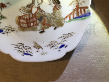 Un plat armori&eacute; et deux soucoupes d'apr&egrave;s Pronk en porcelaine de Chine famille rose, Yongzheng/Qianlong