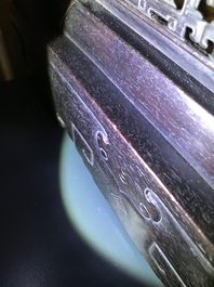 Een Chinese verguld bronzen bel in zitan houder, Qianlong merk, 18/19e eeuw