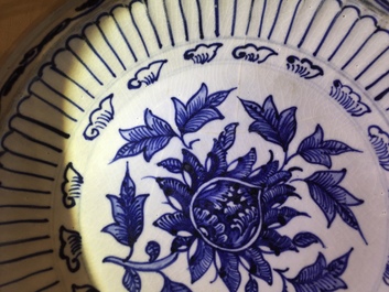 Een blauwwit Vietnamees bord, kom en potje, 16e eeuw en later