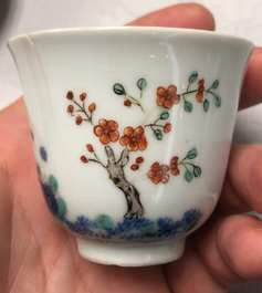 Twee Chinese famille rose en verte koppen en drie kommetjes, div. merken, 18/19e eeuw