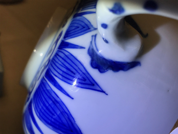 Une grande th&eacute;i&egrave;re couverte en porcelaine de Chine bleu et blanc, Kangxi