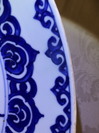 Un plat en porcelaine de Chine bleu et blanc &agrave; d&eacute;cor floral, Kangxi