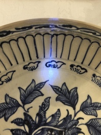 Deux assiettes et un bol en porcelaine de Vietnam bleu et blanc, 16&egrave;me et apr&egrave;s