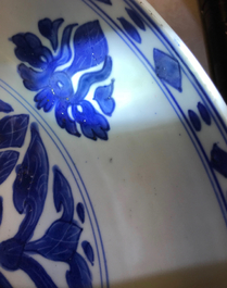 Een Chinese blauwwitte schotel voor de islamitische markt, Kangxi