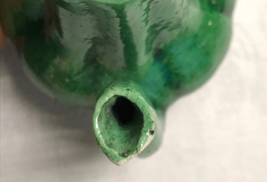 Een kleine Chinese verte biscuit theepot in chrysantvorm, Kangxi