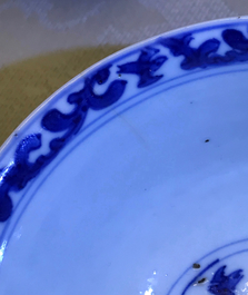 Une paire de tasses et soucoupes en porcelaine de Chine bleu et blanc pour le march&eacute; fran&ccedil;ais, Kangxi