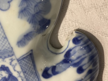 Une rare applique murale en porcelaine de Chine bleu et blanc, Kangxi