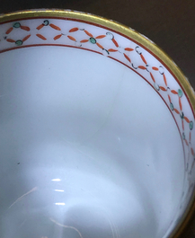 Deux tasses et trois bols en porcelaine de Chine famille rose et verte, marques divers, 18/19&egrave;me