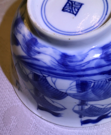 Een paar Chinese blauwwitte koppen en schotels voor de Franse markt, Kangxi