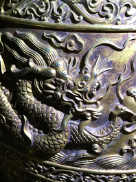 Een Chinese verguld bronzen bel in zitan houder, Qianlong merk, 18/19e eeuw