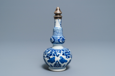 Un vase en porcelaine de Chine bleu et blanc &agrave; monture en argent pour le march&eacute; persan, Kangxi