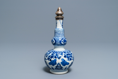 Een Chinese blauwwitte flesvormige vaas met zilveren montuur voor de Perzische markt, Kangxi