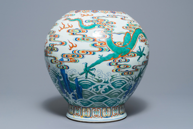 Un vase imp&eacute;rial en porcelaine de Chine doucai &agrave; d&eacute;cor de dragons, marque et &eacute;poque de Qianlong