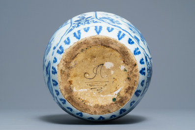 Un vase &agrave; d&eacute;cor de chinoiserie en fa&iuml;ence de Delft en bleu et blanc, fin du 17&egrave;me