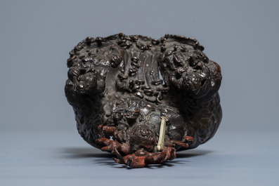 Un groupe en bronze laqu&eacute;, dor&eacute; et peint, Chine, Ming