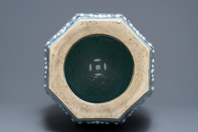 Een octagonale Chinese blauwwitte tuinzit met lotusslingers, Qianlong