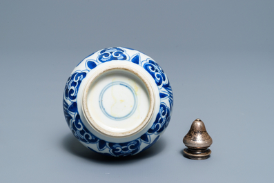 Een Chinese blauwwitte flesvormige vaas met zilveren montuur voor de Perzische markt, Kangxi