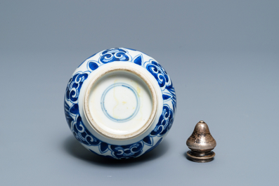 Un vase en porcelaine de Chine bleu et blanc &agrave; monture en argent pour le march&eacute; persan, Kangxi