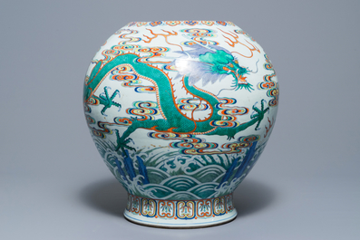 Un vase imp&eacute;rial en porcelaine de Chine doucai &agrave; d&eacute;cor de dragons, marque et &eacute;poque de Qianlong