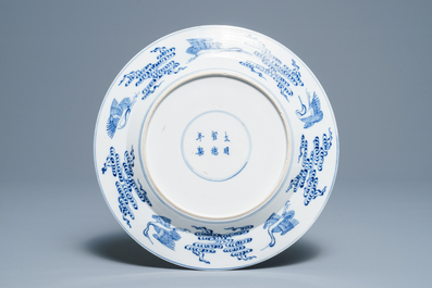 Un plat en porcelaine de Chine bleu, blanc et rouge de fer, marque de Xuande, 19&egrave;me