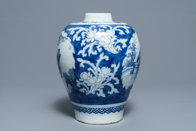Een blauwwitte Delftse vaas met chinoiserie decor, eind 17e eeuw