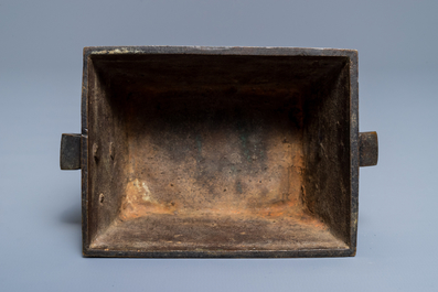 Een rechthoekige Chinese bronzen wierookbrander, Qianlong merk, 19e eeuw
