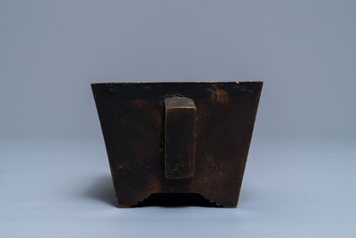 Un br&ucirc;le-parfum de forme rectangulaire en bronze, Chine, marque de Qianlong, 19&egrave;me