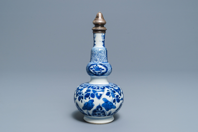 Een Chinese blauwwitte flesvormige vaas met zilveren montuur voor de Perzische markt, Kangxi