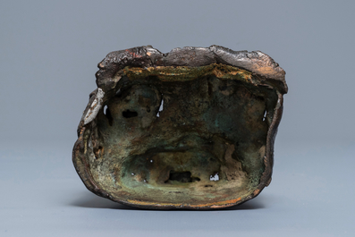 Een Chinese deels vergulde en beschilderde bronzen groep, Ming