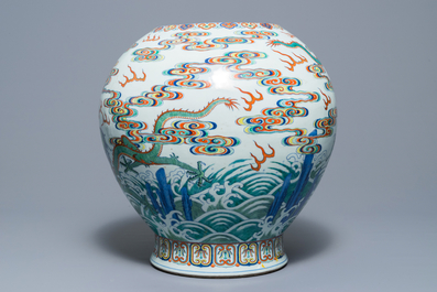 Un vase imp&eacute;rial en porcelaine de Chine doucai &agrave; d&eacute;cor de dragons, marque et &eacute;poque de Qianlong