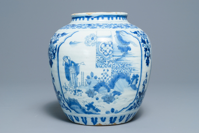 Un vase &agrave; d&eacute;cor de chinoiserie en fa&iuml;ence de Delft en bleu et blanc, fin du 17&egrave;me