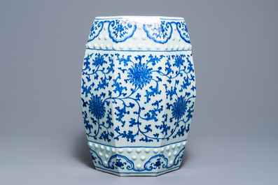 Een octagonale Chinese blauwwitte tuinzit met lotusslingers, Qianlong