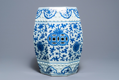 Een octagonale Chinese blauwwitte tuinzit met lotusslingers, Qianlong