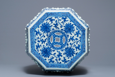 Een octagonale Chinese blauwwitte tuinzit met lotusslingers, Qianlong