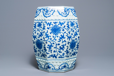 Een octagonale Chinese blauwwitte tuinzit met lotusslingers, Qianlong