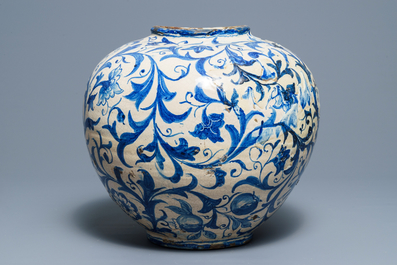Un grand 'vaso a palla' en majolique italienne en bleu et blanc, Caltagirone, 18&egrave;me