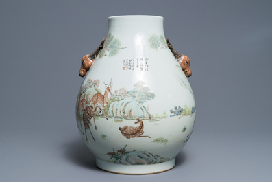 Een Chinese qianjiang cai hu vaas met herten, 19/20e eeuw