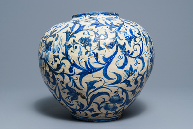 Un grand 'vaso a palla' en majolique italienne en bleu et blanc, Caltagirone, 18&egrave;me