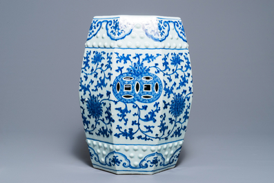 Een octagonale Chinese blauwwitte tuinzit met lotusslingers, Qianlong