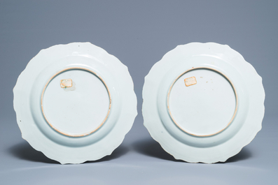 Une paire d'assiettes en porcelaine de Chine famille noire, Yongzheng